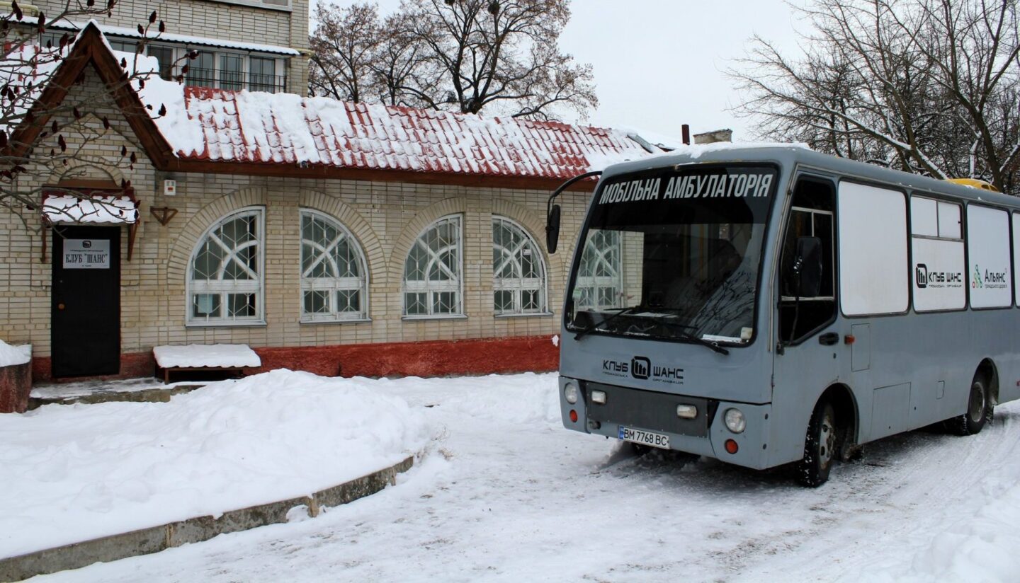 Голки, тести, два шприци
