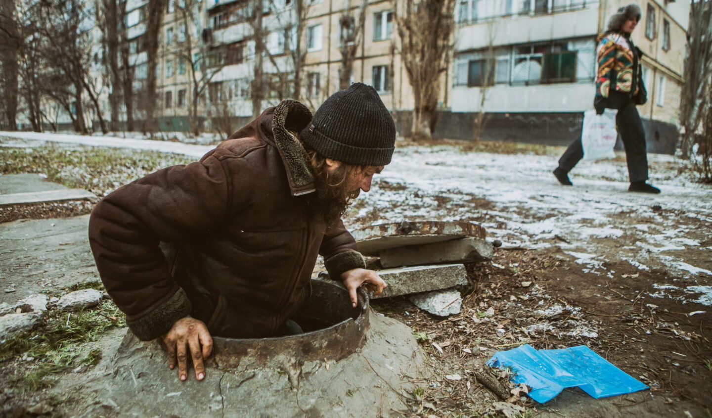 Людина з люка