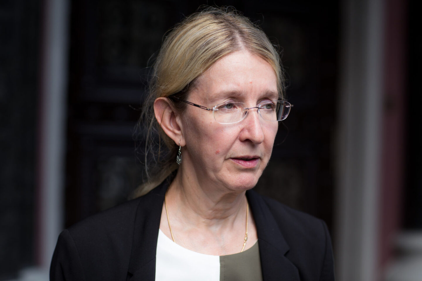 Несистемна міністр