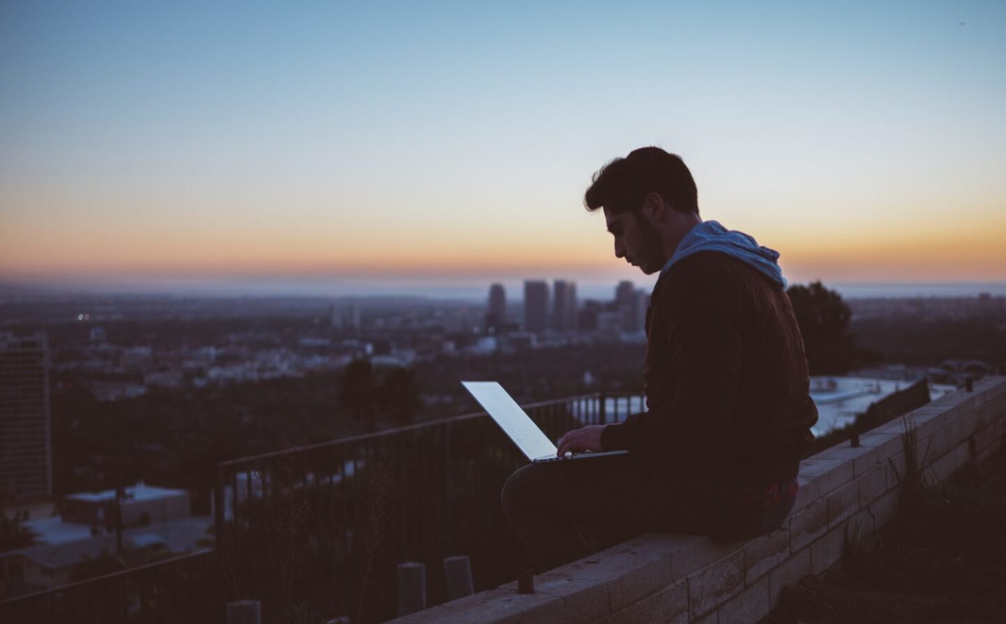 Це справді вихідні? Як знайти баланс між роботою й відпочинком в епоху вигорання