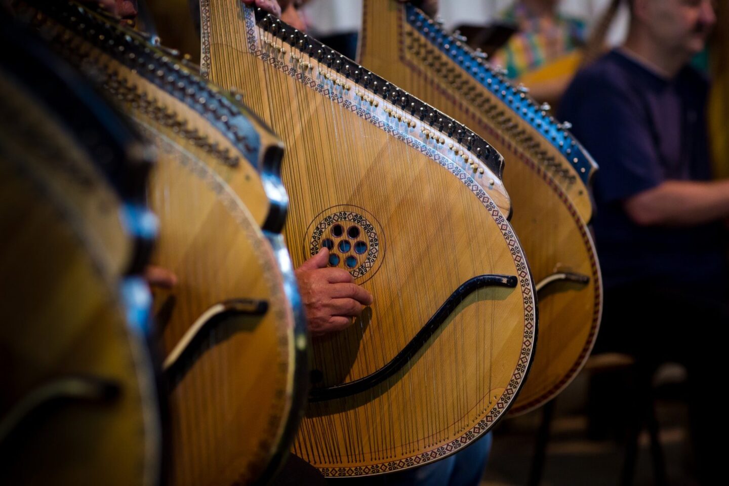По струнах наосліп
