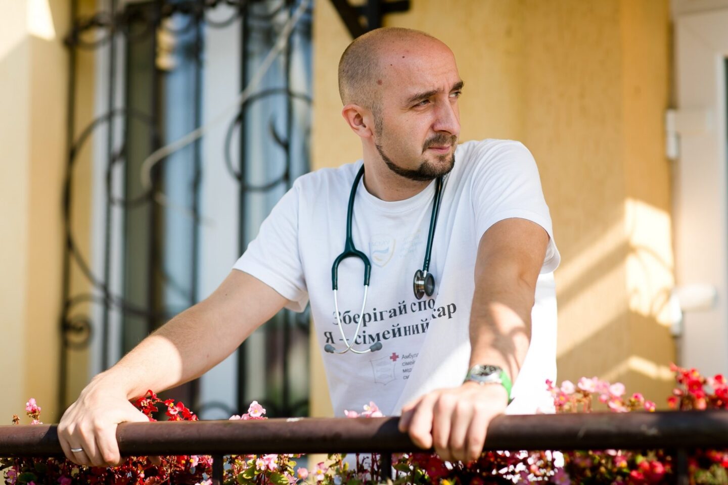 Лікар у білій футболці