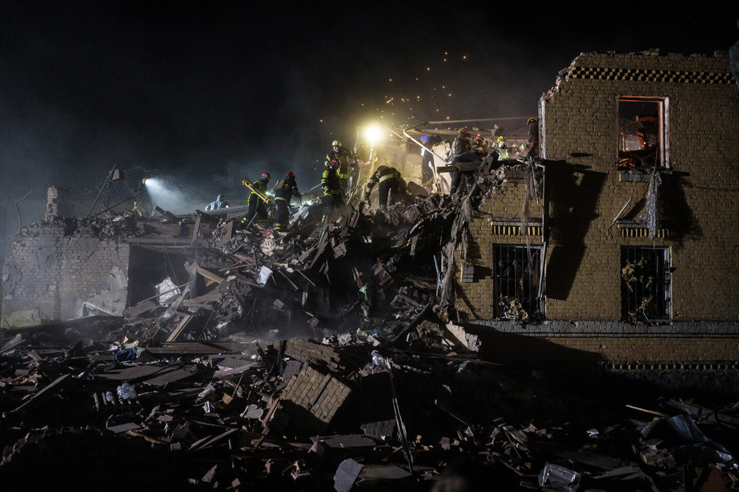 З-під завалів чути телефонні дзвінки. Росіяни масовано атакували Київ