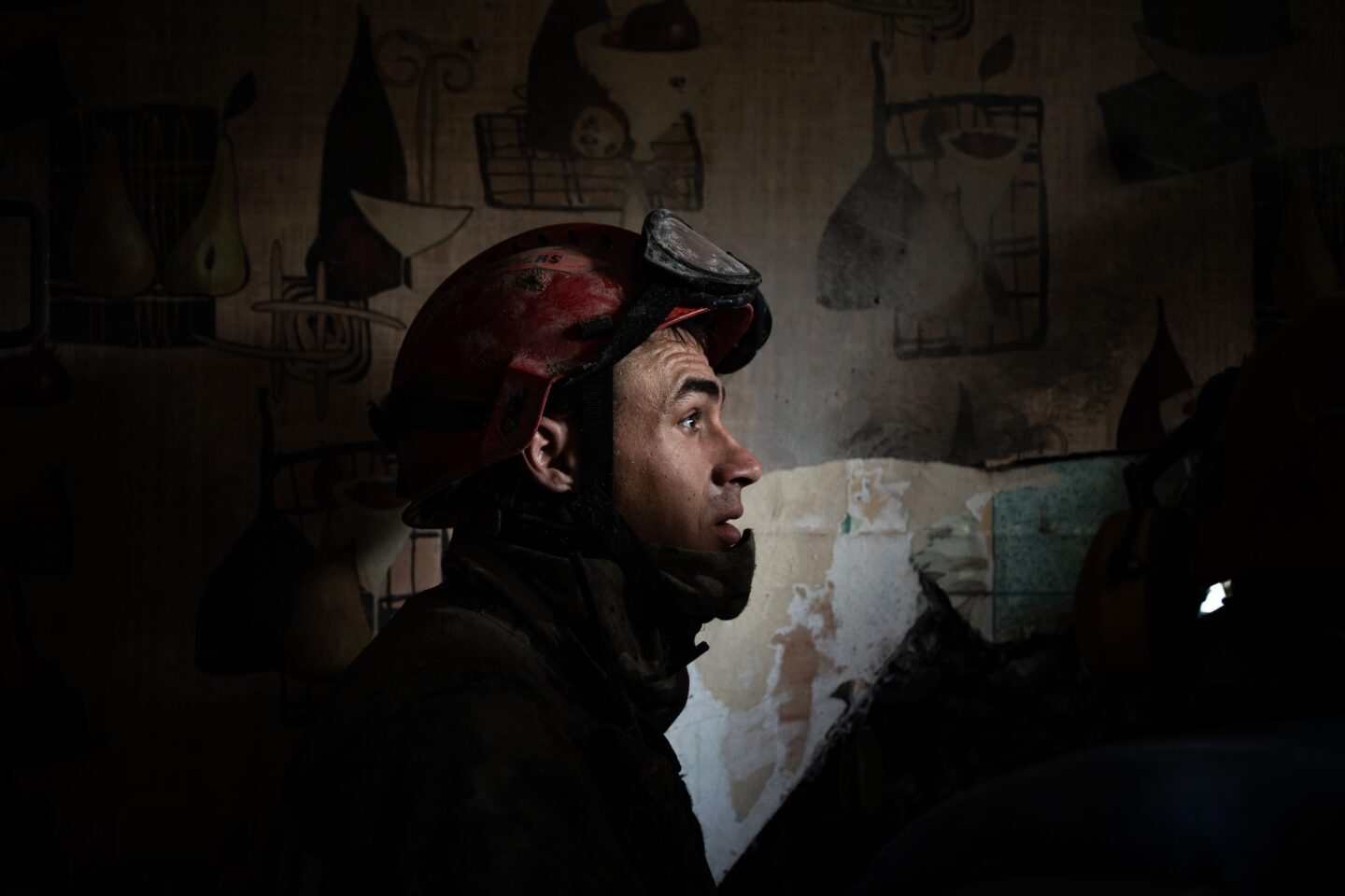 Врятоване життя. Фоторепортаж зі зруйнованого ракетою під’їзду у Києві